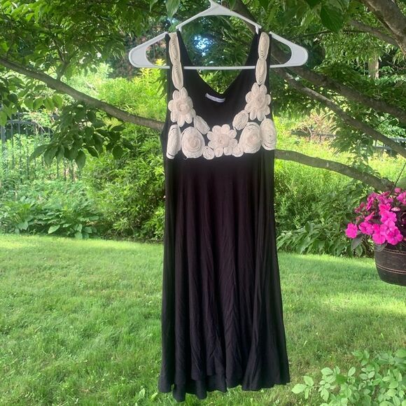 Sleeveless jersey knit dress with flower detail - Picture 1 of 5